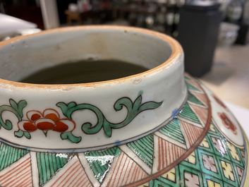 Une paire de vases couverts en porcelaine de Chine famille verte &agrave; d&eacute;cor de dragons, 19&egrave;me